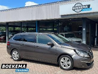 krockskadad bil auto Peugeot 308 SW 1.2 PureTech Executive Glazen-Dak Navigatie Climate Cruise 2015/6