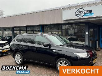Unfallwagen Mitsubishi Outlander 2.0 PHEV Instyle Pano Keyless Navi Camera Stoelverw. 2013/12