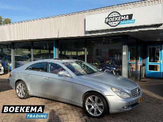 krockskadad bil auto Mercedes CLS 500 V8 Open-Dak Harman/Kardon Memory Keyless Luchtvering 2005/1