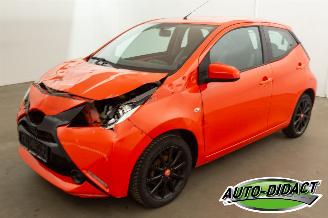 krockskadad bil auto Toyota Aygo 1.0 VVT-i Navi Airco x-play 2015/9