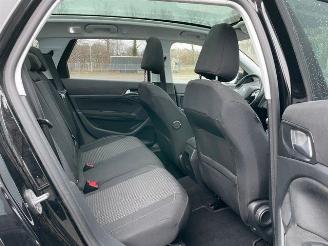Peugeot 308 SW PureTech 1.2 Panorama / Navi / LED picture 15