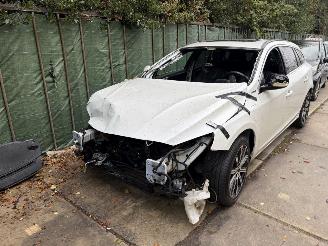 Damaged car Volvo V-60 D6 hybride 2014/8