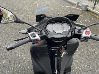 Piaggio MP3 300 Yourban Autorijbewijs picture 9