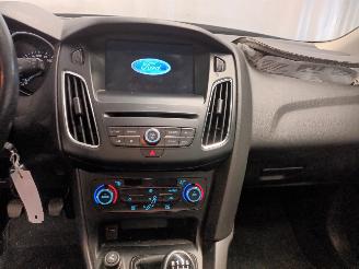 Ford Focus Focus 3 Wagon Combi 1.0 Ti-VCT EcoBoost 12V 125 (M1DD) [92kW]  (02-201=
2/05-2018) picture 12