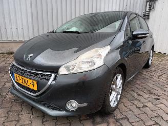 skadebil auto Peugeot 208 208 I (CA/CC/CK/CL) Hatchback 1.2 Vti 12V PureTech 82 (EB2F(HMZ)) [60k=
W]  (03-2012/12-2019) 2013/1