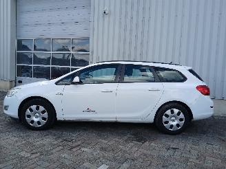 Opel Astra Astra J Sports Tourer (PD8/PE8/PF8) Combi 1.7 CDTi 16V (A17DTR(Euro 5)=
) [81kW]  (10-2010/10-2015) picture 4