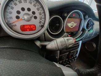 Mini Mini Mini Cooper S (R53) Hatchback 1.6 16V (W11-B16A) [120kW]  (03-2002/09-=
2006) picture 15