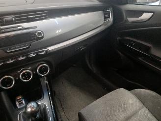 Alfa Romeo Giulietta Giulietta (940) Hatchback 1.6 JTDm 16V (940.A.3000) [77kW]  (04-2010/0=
2-2016) picture 13