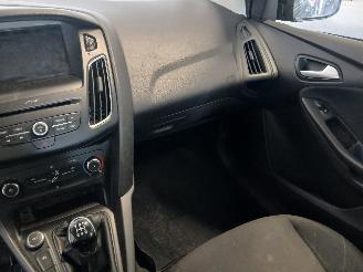 Ford Focus Focus 3 Wagon Combi 1.0 Ti-VCT EcoBoost 12V 100 (M2DC) [74kW]  (02-201=
2/05-2018) picture 18