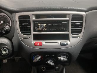 Kia Rio Rio II (DE) Hatchback 1.4 16V (G4EE) [71kW]  (03-2005/12-2011) picture 15