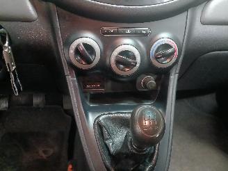 Hyundai I-10 i10 (F5) Hatchback 1.1i 12V (G4HG5) [51kW]  (04-2011/12-2013) picture 17