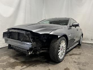 Voiture accidenté Jaguar XE XE Sedan 2.0 D E-Performance 16V (204DTD(AJ20D4)) [120kW]  (03-2015/..=
=2E) 2015/6