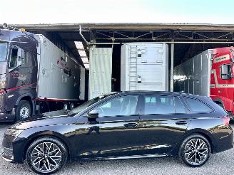 Schadeauto Skoda Octavia Gereserveerd 1.5 TSI MHEV Aut + f1 Sportline - nap - 1e eig - navi - camera - inkl trekh - stuurverw - front + line + side assist 2025/12