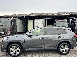 krockskadad bil auto Toyota Rav-4 Gereserveerd 2.5 Hybrid 178pk Business Intro - nap - alarm - navi - 2x cam - leer - keyless - jbl - front + line assist 2019/11