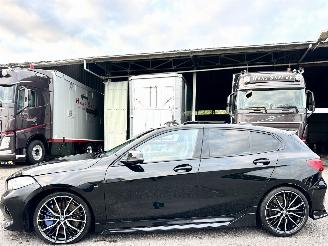 Schadeauto BMW 1-serie M135i xDrive 306pk aut + f1 High Exe M-Sport Performance - pano - nap - hud - harman/kardon - keyless - kuipstoelen 2021/5