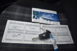 Peugeot 108 1.0 e-VTI  Active 72Pk *Airco picture 18