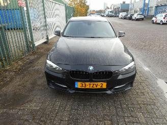 krockskadad bil auto BMW 3-serie 320i sport 2012/5