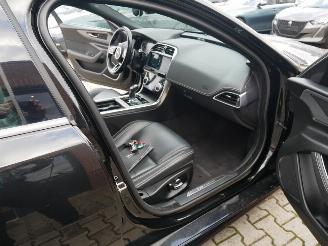 Jaguar XE R DYNAMIC MOTORSCHADE picture 10