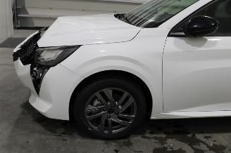 Peugeot 208  picture 8