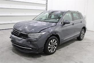 krockskadad bil auto Volkswagen Tiguan  2023/2