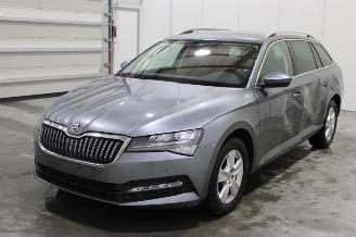 krockskadad bil auto Skoda Superb  2022/6