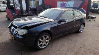 Auto da rottamare Mercedes C-klasse C220 CDI 611962 Blauw 189 onderdelen 2004/5