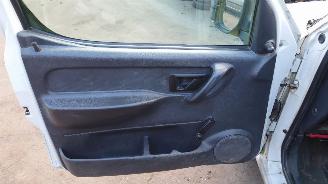 Citroën Berlingo 2005 1.9D WJY Wit  Onderdelen picture 8