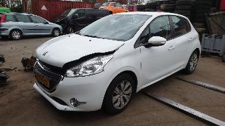 Sloopauto Peugeot 208 2013 1.4 HDI 8HR 8H01 Wit EWPB onderdelen 2013/11