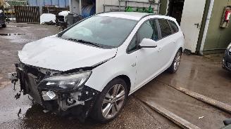 rozbiórka samochody osobowe Opel Astra J 2011 1.4 16v T. A14NEL Tourer Wit Y40R onderdelen 2011/4