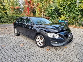 skadebil auto Volvo V-60 D2 2.0 88KW Airco Navi 2017/2