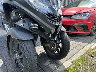 Piaggio MP3 300 HPE VOORKAPSCHADE picture 3