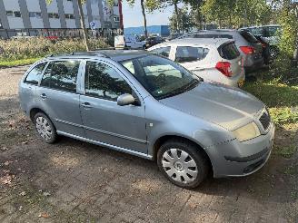 krockskadad bil auto Skoda Fabia 1.4 16v 2006/3