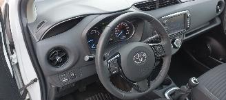 Toyota Yaris Facelift model Edition 1.5VVTI-E Airconditioning stoelverwarming Multicolor Display Met Navi voorbereiding Achteruitrijcamera Regensensor Licht assistent Drivelane assistent Leren multi stuurwiel Mistlampen 15-inch Toyota velgen picture 24