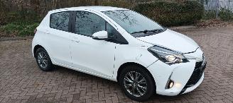 Toyota Yaris Facelift model Edition 1.5VVTI-E Airconditioning stoelverwarming Multicolor Display Met Navi voorbereiding Achteruitrijcamera Regensensor Licht assistent Drivelane assistent Leren multi stuurwiel Mistlampen 15-inch Toyota velgen picture 10