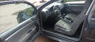 Volkswagen Golf Bj:12-2006 Tour Edition 1.4-16v 80pk Climatecontrol CruiseControl Leren-Stuurwiel armsteun elek-ramen elektrische Spiegel met verwarming Centrale vergrendeling met afstandsbediening mistlampen Parkeersensoren achter Trekhaak metallic lak picture 11