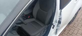 Toyota Yaris Bj:11-2024 Black& White Edition 1.5-Hybrid Climatecontrol CruiseControl Stoelverwarming Lichtautomaat Privacyglas Full-Led koplampen Apple Car Android Systeem Inductie laadstation Stuurwiel met verwarming Achteruitrijcamera 4xelek ramen picture 18