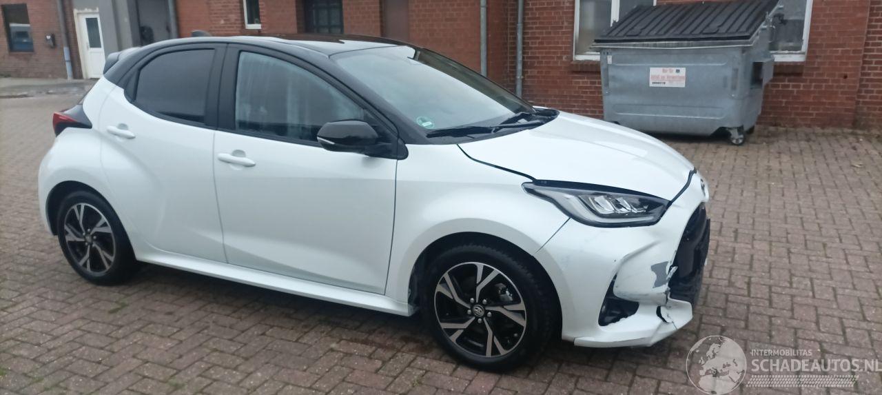 Toyota Yaris Bj:11-2024 Black& White Edition 1.5-Hybrid Climatecontrol CruiseControl Stoelverwarming Lichtautomaat Privacyglas Full-Led koplampen Apple Car Android Systeem Inductie laadstation Stuurwiel met verwarming Achteruitrijcamera 4xelek ramen