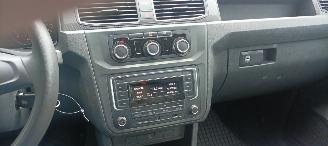 Volkswagen Caddy Bj:02-2016 Facelift 2.0TDI Euro-6 Airconditioning Elektrische ramen Elektrische-spiegels met verwarming Centrale vergrendeling met afstandsbediening Start-Stop systeem Tussenwand met glas achteruitrijspiegel Radio met usb schuifdeur Rechts laadvloer orgin picture 13