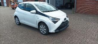  Toyota Aygo Bj: 09-2018 Facelift X-Play 1.0-VVT-i Airconditioning Leren stuurwiel Deelbare achterbank getinte ruiten Elektrische ramen Elektrische-spiegels Led Dagrijverlichting led achterlichten 2018/9
