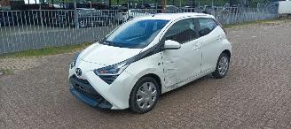 skadebil auto Toyota Aygo Bj :09-2018 Aygo Facelift X-Play 1.0-VVT-i 72pk 5-Drs Airconditioning Led Dagrijverlichting Led achterlichten Elektrische ramen Elektrische-spiegels met verwarming Centrale vergrendeling met afstandsbediening Hoogglans Design Leren stuurwiel met Radio Bed 2018/9