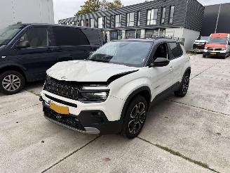 krockskadad bil auto Jeep Avenger 1.2 e-HYBRID Summit AUTOMAAT 101 PK -NAVI-PDC-CAMERA 2024/8