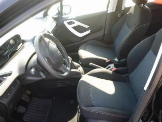 Peugeot 208  picture 6