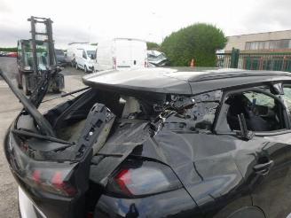 Peugeot 2008 1.2 picture 9