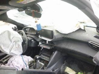 Peugeot 2008 1.2 picture 11