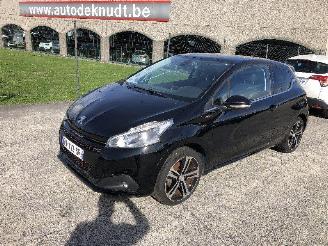 damaged passenger cars Peugeot 208 1.2 T  GT LINE 