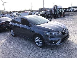 Vaurioauto  passenger cars Renault Mégane Grandtour 1.2 T 2017/8