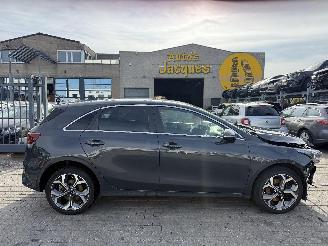 uszkodzony samochody osobowe Kia Ceed 1.0T GDI DYNAMIC 2019/9
