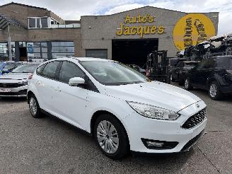 damaged passenger cars Ford Focus MOTOR ??? 2016/10