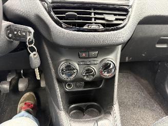 Peugeot 208 1.2 STYLE picture 22