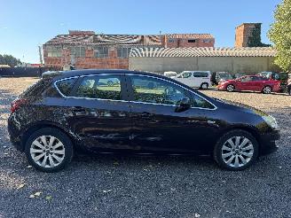 Vaurioauto  passenger cars Opel Astra ACTIVE 2012/4